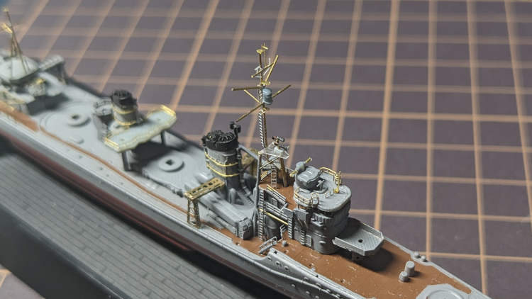 製作中のマストと艦橋